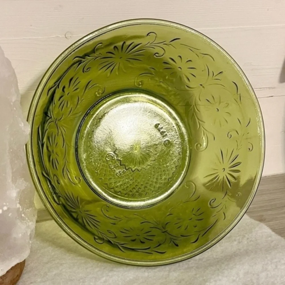 Vintage 1979 FTD Olive Green Glass Bowl Daisy Pattern 7.5”
